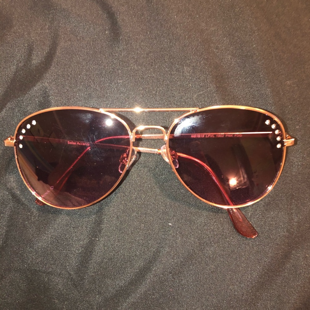 Aviator style sunglasses 🕶